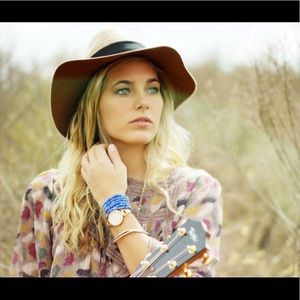 Brooklyn Boutique Feathered romantic button top